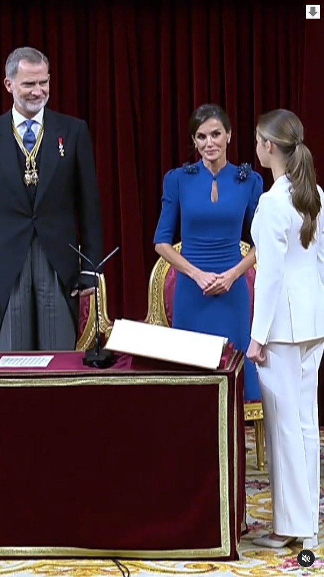 Leonor de Borbón Ortiz telah diambil sumpah setianya kepada konstitusi tepat pada pertambahan usianya pada Selasa, (31/10/2023). Dengan begitu, Putri Leonor nantinya akan langsung diangkat menjadi ratu setelah berakhirnya jabatan sang ayah, Raja Felipe VI. Foto: Instagram @fundacionprincesadeasturias