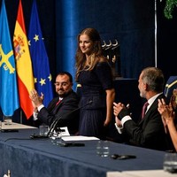 Mulai sekarang, kewajibanku adalah untuk semua orang Spanyol, yang akan aku layani setiap saat dengan rasa hormat dan kesetiaan. Aku meminta kalian mempercayaiku seperti aku mempercayai masa depan dari bangsa kita, ucap Leonor dalam pidatonya di Istana Kerajaan setelah upacara di Kongres Deputi parlemen. Foto: Instagram @fundacionprincesadeasturias