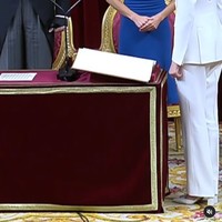 Leonor de Borbón Ortiz telah diambil sumpah setianya kepada konstitusi tepat pada pertambahan usianya pada Selasa, (31/10/2023). Dengan begitu, Putri Leonor nantinya akan langsung diangkat menjadi ratu setelah berakhirnya jabatan sang ayah, Raja Felipe VI. Foto: Instagram @fundacionprincesadeasturias