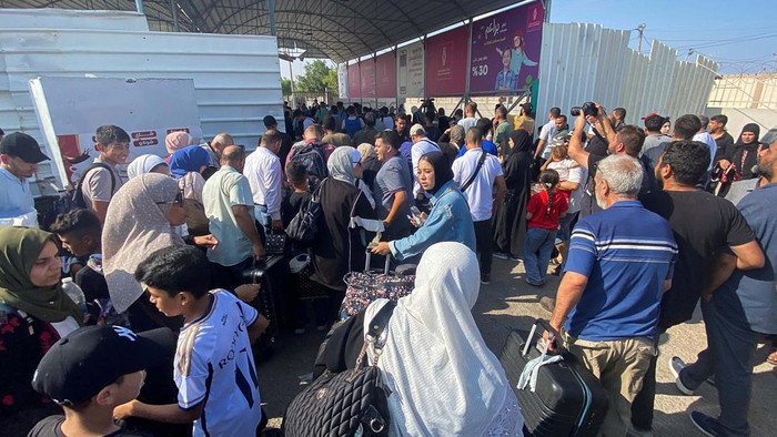 Egyptian quarantine doctors conduct medical examinations for foreign passport holders after their arrival at the Rafah crossing from Gaza, amid the ongoing conflict between Israel and the Palestinian Islamist group Hamas in Rafah, Egypt November 1, 2023 in this handout picture courtesy of the Egyptian Health Ministry. The Egyptian Health Ministry/Handout via REUTERS ATTENTION EDITORS - THIS IMAGE WAS PROVIDED BY A THIRD PARTY