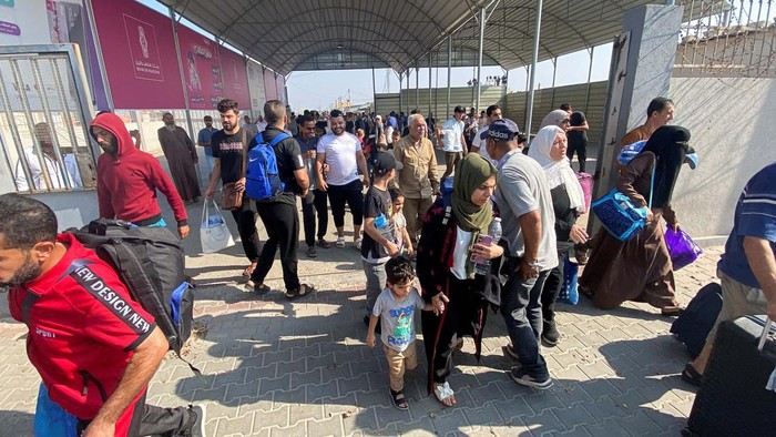 Rafah Dibuka, Warga Asing Mulai Tinggalkan Gaza Egyptian quarantine doctors conduct medical examinations for foreign passport holders after their arrival at the Rafah crossing from Gaza, amid the ongoing conflict between Israel and the Palestinian Islamist group Hamas in Rafah, Egypt November 1, 2023 in this handout picture courtesy of the Egyptian Health Ministry. The Egyptian Health Ministry/Handout via REUTERS ATTENTION EDITORS - THIS IMAGE WAS PROVIDED BY A THIRD PARTY