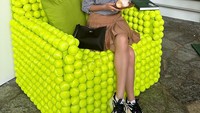 Saat hadir dalam acara Lacoste di Tanjong Beach Club, Raline bergaya sporty. Dalam fotonya, ia tampak menikmati minuman kelapa. Foto: Instagram @ralineshah