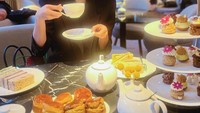Momen Raline Shah makan di London juga tampak mewah. Ini menikmati afternoon tea bersama aneka kue berukuran mungil. Foto: Instagram @ralineshah