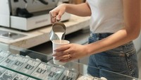 Begini gaya Raline Shah saat meracik minuman di coffee shop Kisaku. Raline tampak serius ketika menuangkan susu ke dalam gelas. Foto: Instagram @ralineshah