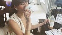 Begini momen Raline saat sedang bersiap untuk kerja. Tak lupa ia menikmati secangkir kopi susu dari coffee shop bernama Kisaku miliknya. Foto: Instagram @ralineshah