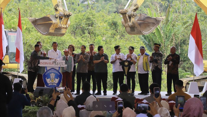 Presiden Joko Widodo juga melakukan prosesi groundbreaking revitalisasi SDN 020 Sepaku yang berada disekitar kawasan IKN. Begini potretnya.