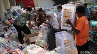 Relawan mengemas bahan makanan yang akan dikirim ke Palestina di Kantor Badan Amil Zakat Nasional (Baznas), Jakarta, Kamis (2/11/2023). 