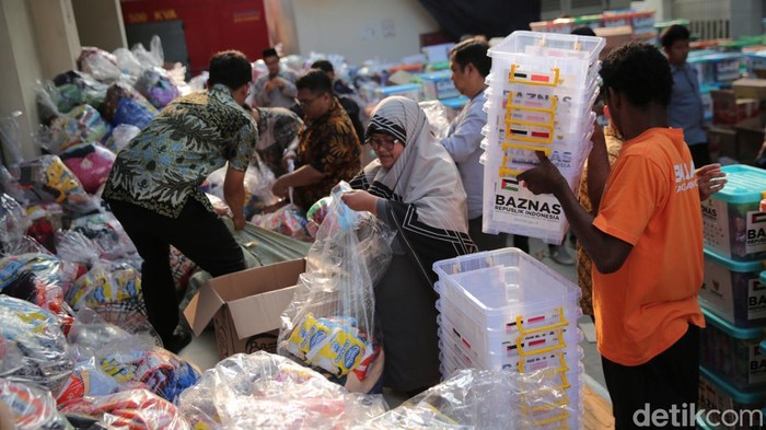 Relawan mengemas bahan makanan yang akan dikirim ke Palestina di Kantor Badan Amil Zakat Nasional (Baznas), Jakarta, Kamis (2/11/2023).