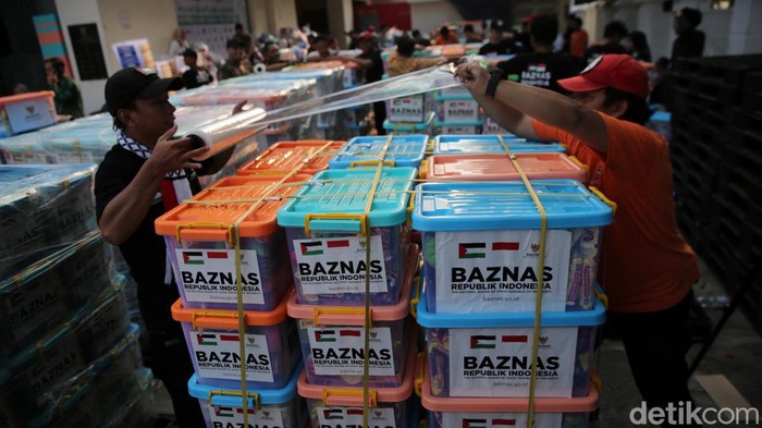 RI Salurkan Bantuan Senilai 3 Miliar untuk Warga Gaza Relawan mengemas bahan makanan yang akan dikirim ke Palestina di Kantor Badan Amil Zakat Nasional (Baznas), Jakarta, Kamis (2/11/2023).