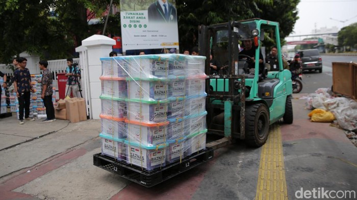 RI Salurkan Bantuan Senilai 3 Miliar untuk Warga Gaza Relawan mengemas bahan makanan yang akan dikirim ke Palestina di Kantor Badan Amil Zakat Nasional (Baznas), Jakarta, Kamis (2/11/2023).