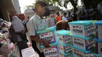 Relawan membawa kotak berisi bahan makanan untuk warga Gaza.
