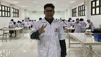 Rizki Adnan Dzaky adalah mahasiswa angkatan 2022 penerima KIP Kuliah asal Fakultas Kedokteran, Universitas Tadulako (Untad) Palu, Sulawesi Tengah. (Foto: Fahri Zulfikar/detikEdu)