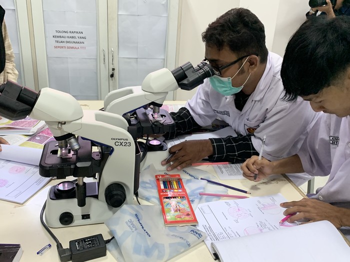 Rizki saat praktik di salah satu gedung Fakultas Kedokteran, Universitas Tadulako (Untad)