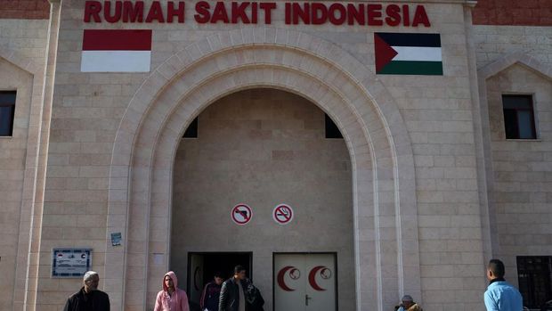 Palestinians stand outside the Indonesian Hospital in Beit Lahia in the northern Gaza Strip on January 13, 2016. The Indonesian Hospital, which is the first new hospital in a decade in the Palestinian enclave, was funded by an Indonesian NGO and opened its doors at the end of 2015.The 50-day war in July-August 2014, which killed 73 Israelis and some 2,200 Palestinians, destroyed or severely damaged more than 20,000 Palestinian homes, 148 schools, 15 hospitals and 45 primary healthcare centres. (Photo by MOHAMMED ABED / AFP)
