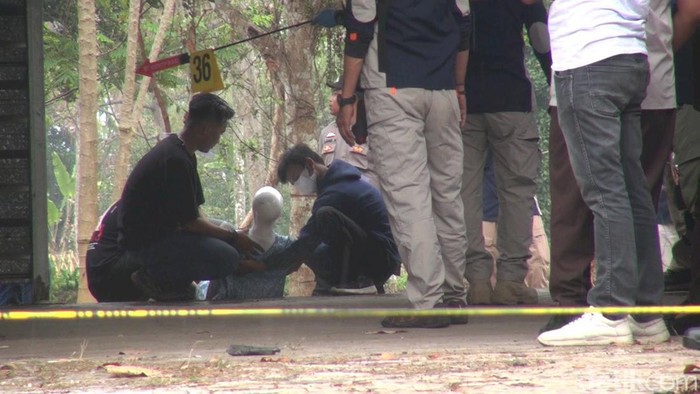 Salah satu adegan prarekonstruksi pembunuhan Tuti-Amel