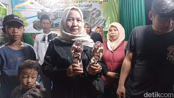 Salah seorang perajin kelom geulis Tasikmalaya menunjukkan hasil produksinya.