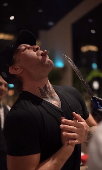 Salt Bae Suapi Conor McGregor yang Bersantap di Restorannya