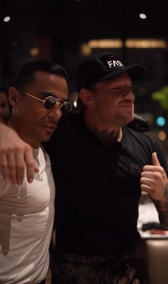 Salt Bae Suapi Conor McGregor yang Bersantap di Restorannya