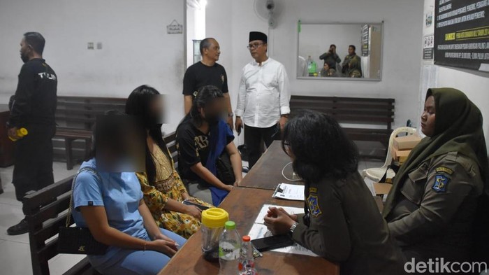 Satpol PP Surabaya mengamankan sejumlah PSK yang melakukan praktik prostitusi daring via Michat.