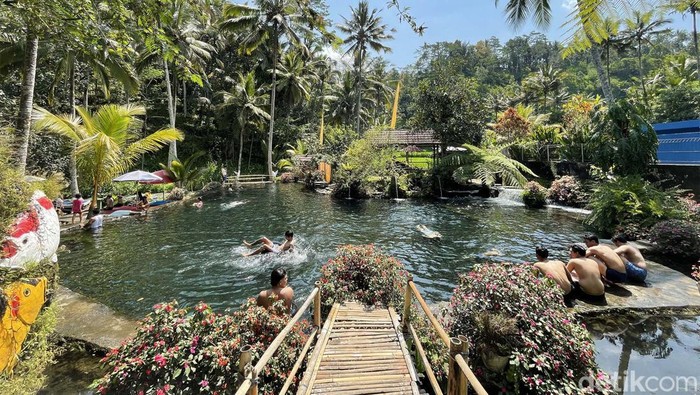 Bosan liburan ke pantai? Telaga Surya di Bali bisa jadi pilihan karena menawarkan kesegaran pemandian alami dengan pemandangan alam yang eksotis.