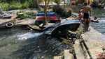 Segar... Mandi di Kolam Alami Telaga Surya Bali