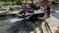 Kolam utama dan kolam anak-anak dihubungkan dengan sebuah perosotan yang cocok untuk wahana bermain anak-anak.  