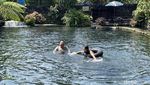Segar... Mandi di Kolam Alami Telaga Surya Bali