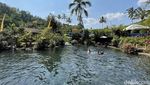 Segar... Mandi di Kolam Alami Telaga Surya Bali