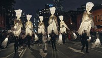 Banyak orang berdandan untuk parade tersebut.   