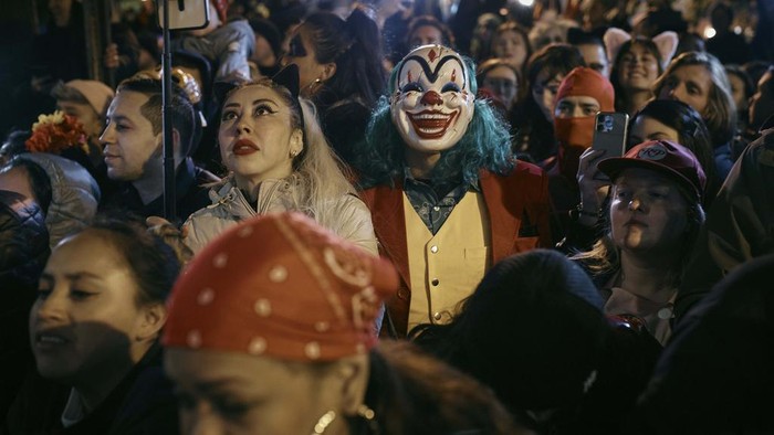 Semarak Parade Halloween di New York Revelers march along Sixth Avenue during the Village Halloween Parade, Tuesday, Oct. 31, 2023, in New York. (AP Photo/Andres Kudacki)