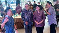 Wakil Direktur Utama PT Bank Tabungan Negara (Persero) Tbk Oni Febriarto (kiri) berbincang bersama Deputi Gubernur Senior Bank Indonesia Destri Damayanti dan Komisaris Utama Bank BTN Chandra M Hamzah serta Direktur Risk Management Bank BTN Setiyo Wibowo pada acara Sharing Session Economy & Risk Outlook di Jakarta, Rabu (1/11).