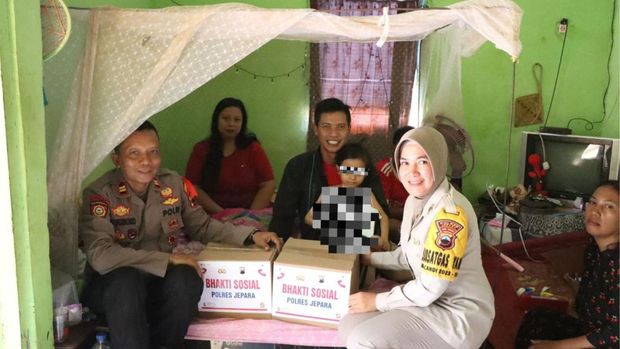 Sidokkes Polres Jepara mengirim bantuan untuk keluarga balita yang mengalami luka bakar di Pakis Aji. Foto diunggah Kamis (2/11/2023).