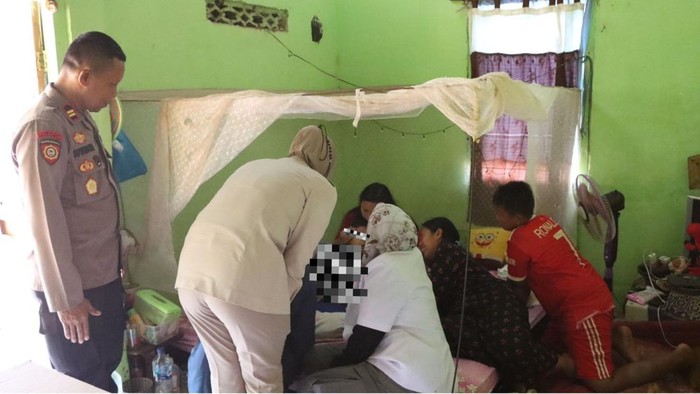Sidokkes Polres Jepara mengirim bantuan untuk keluarga balita yang mengalami luka bakar di Pakis Aji. Foto diunggah Kamis (2/11/2023).