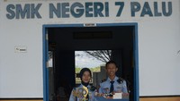 Kedua siswa berprestasi saat menjajal ruang simulator kapal, salah satu fasilitas di SMKN 7 Palu. Foto: Humas Kemdikbud