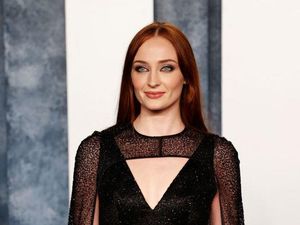 Sophie Turner Ungkap Tak Sempat Kencan Usai Rumor Pacaran dengan Chris Martin