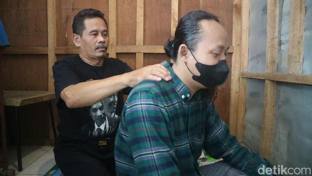 Sosok capres guyonan Nurhadi ditemui di kiosnya, Pasar Brayung, Kecamatan Mejobo, Kudus, Kamis (2/11/2023).