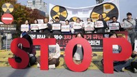 Warga melakukan unjuk rasa menuntut penghentian pembuangan air radioaktif yang telah diolah oleh Jepang dari pembangkit listrik tenaga nuklir Fukushima yang rusak ke laut, di Seoul, Korea Selatan, Kamis, 2 November 2023.  