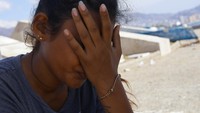 Saravia terpaksa berkemah di Teluk Acapulco dengan putus asa sambil mencari tahu kabar tentang tiga generasi keluarganya yang hilang dalam badai.