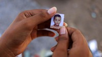 Saravia merupakan satu dari puluhan orang yang berusaha menemukan keluarga tercinta sejak badai menghantam.