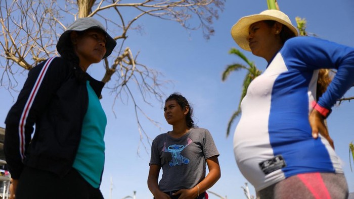 STORM-OTIS/FAMILY Women gather to wait for news of relatives who have been missing since Hurricane Otis slammed into Acapulco, in Acapulco, Mexico, November 1, 2023. REUTERS/Jose Luis Gonzalez