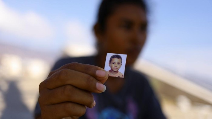 STORM-OTIS/FAMILY Women gather to wait for news of relatives who have been missing since Hurricane Otis slammed into Acapulco, in Acapulco, Mexico, November 1, 2023. REUTERS/Jose Luis Gonzalez