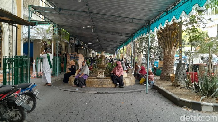 Suasana di sekitar lokasi penyelenggaraan acara haul Habib Ali Solo, Kamis (2/11/2023).