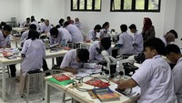 Suasana Rizki dan mahasiswa kedokteran lain saat menjalani pembelajaran di ruang Fakultas Kedokteran Untad. (Foto: Fahri Zulfikar/detikEdu)