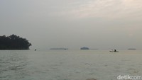 Cara terbaik untuk menikmati sunrise adalah dengan bermain kano. (bonauli/detikcom)