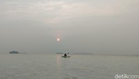 Perlahan tapi pasti, matahari keluar dari singgahsananya. Langit perlahan terang meski sedikit buram. (bonauli/detikcom)
