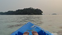 Bermain kano di pulau ini jadi salah satu cara menikmati laut. Air yang sebening kaca membuatmu betah berlama-lama di atas kano. (bonauli/detikcom)