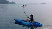 Jika berkunjung ke Pulau Genteng Kecil, jangan lupa untuk bermain kano sambil melihat sunrise, ya! (bonauli/detikcom)