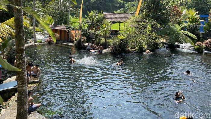 Telaga Surya di Jalan Surya Indah No.17, Menanga, Kecamatan Rendang, Kabupaten Karangasem, Bali.