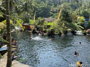 Segar! Bermain Air di Telaga Surya sambil Menikmati Keindahan Alam Eksotis