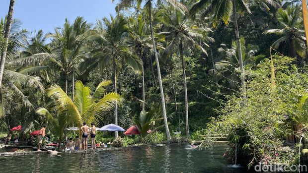 Telaga Surya di Jalan Surya Indah No.17, Menanga, Kecamatan Rendang, Kabupaten Karangasem, Bali.